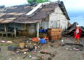 What caused volcanic tsunami in Indonesia that killed 2 tons 1