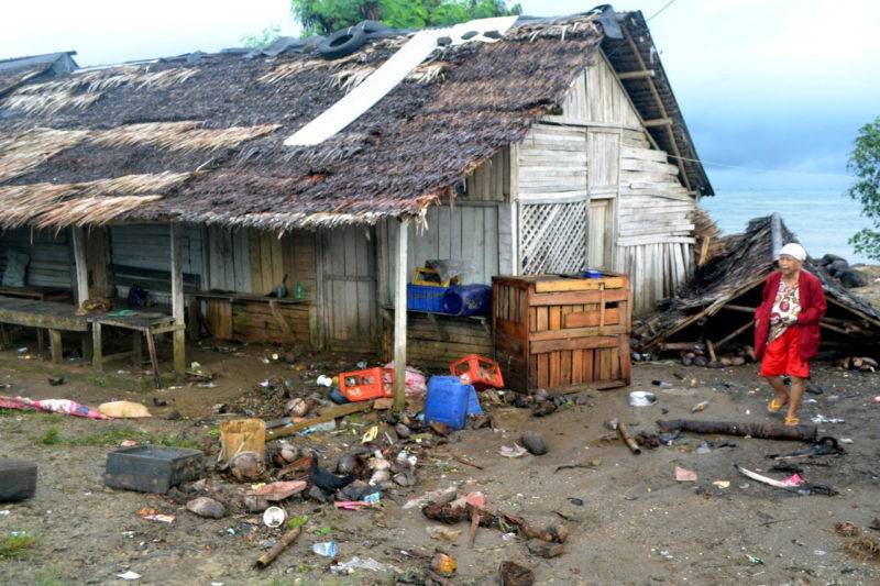 What caused volcanic tsunami in Indonesia that killed 2 tons 1